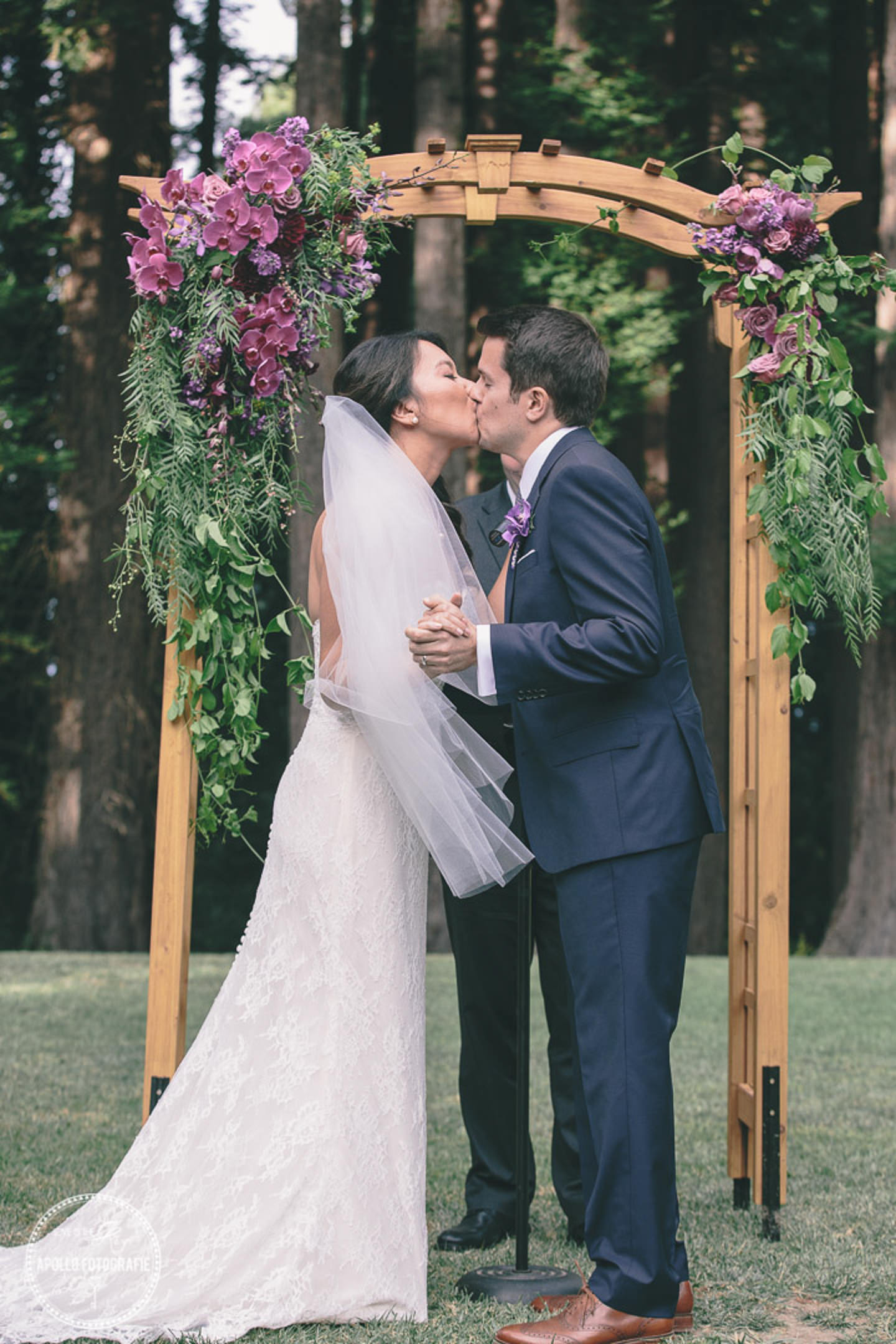 wedding ceremony kiss